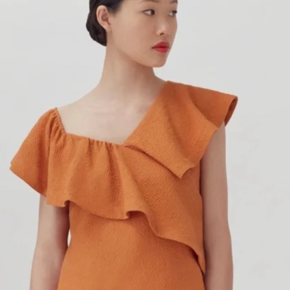 Cuyana Seersucker Shoulder Flounce Top in Coral, MEDIUM